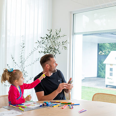 Dad teaches daughter to control blinds with Wiser by SE app